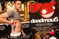 Помоги Deadmau5’у с выбором тату