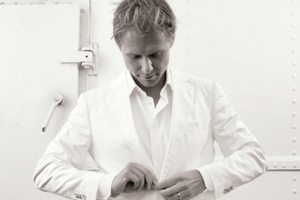 Armin van Buuren грає в карти та спокушає жінок (відео)